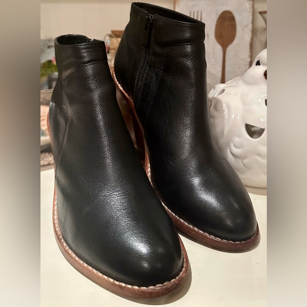 EUC Loeffler  Randall “Ella” Black Leather Ankle Boot. Size 6.5